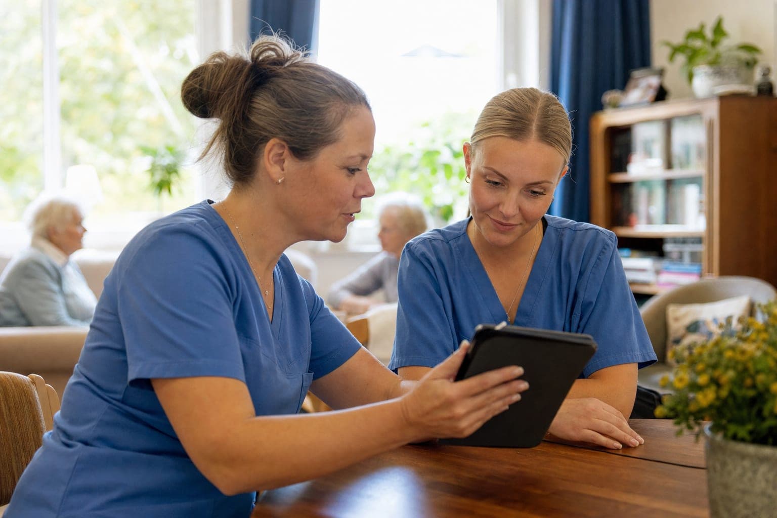 Betriebsinhaber und neue Fachkraft am Tablet in der Werkstatt